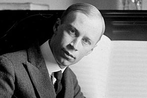 Photo du compositeur Sergei Prokofiev devant un piano - Agrandir l'image