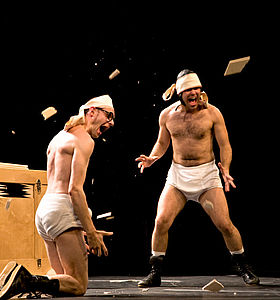 Visuel "Slips Inside" représentant deux hommes en sous-vêtements et hurlant sur la scèneà Vaux-le-Pénil