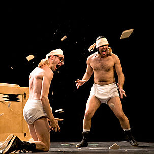 Visuel "Slips Inside" représentant deux hommes en sous-vêtements et hurlant sur la scèneà Vaux-le-Pénil