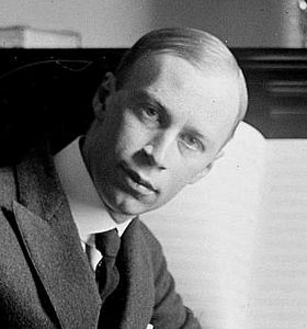 Photo du compositeur Sergei Prokofiev devant un piano