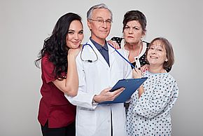 Photo Si c'était à refaire représentant un médecin entouré de trois femmes à Le Mée-sur-Seine