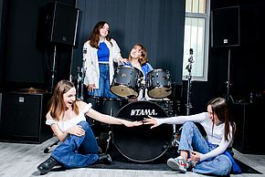 Photo Concert inter-lycées 2024 représentant 4 jeunes filles autour d'instruments à Le Mée-sur-Seine