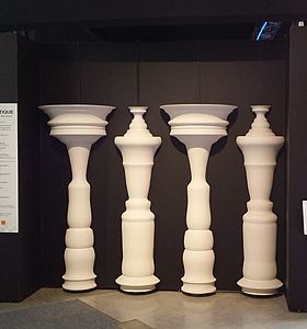 Photo de l'exposition "Illusions, une autre expérience de la réalité" représentant 4 pièces d'échiquier à Dammarie-lès-Lys