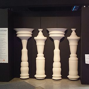 Photo de l'exposition "Illusions, une autre expérience de la réalité" représentant 4 pièces d'échiquier à Dammarie-lès-Lys