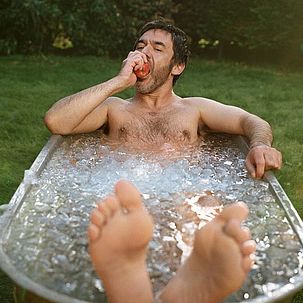 Affiche de Thomas VDB représentant ce dernier dans une baignoire remplie de glaçons et mangeant une pomme à Dammarie-lès-Lys