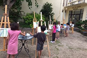 Photo d'enfants peignant sur des toiles devant le musée d'art et d'histoire de Melun