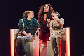 Photo "Laissez-moi danser" représentant deux comédiennes assises sur des chaises et une troisième derrière plus en hauteur, toutes en train de rigoler à Dammarie-lès-Lys 