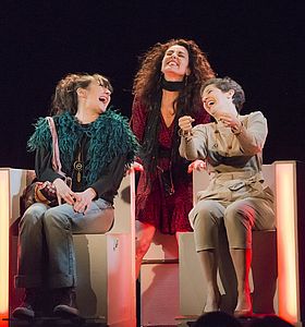 Photo "Laissez-moi danser" représentant deux comédiennes assises sur des chaises et une troisième derrière plus en hauteur, toutes en train de rigoler à Dammarie-lès-Lys 