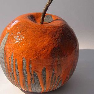 Photo de l'exposition "Céramique la nature sublimée" représentant une pomme à Dammarie-lès-Lys