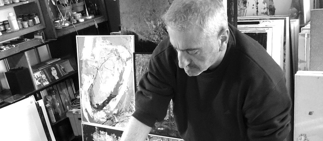 Photo du peintre Pascal Bost dans son atelier