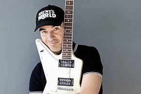 Photo de Aldebert tenant une guitare dans ses bras à Dammarie-lès-Lys